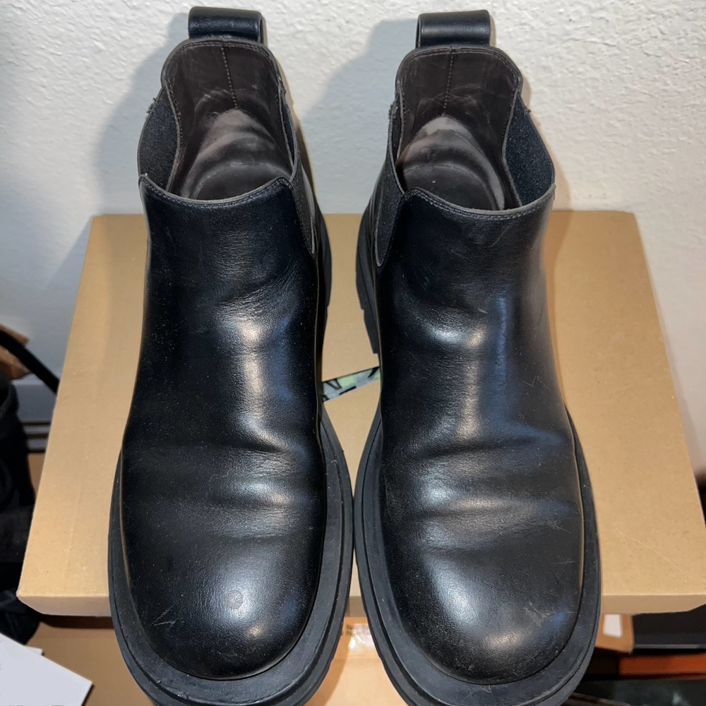 Bottega Veneta Lug Chelsea Ankle Boots – Women’s Size 38 (8) - Picture 5 of 12